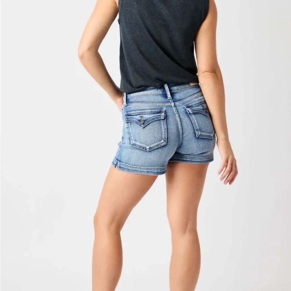 Judy Blue Mid-rise Heavy Contrast Flap Pockets Shorts - Picture 4 of 12